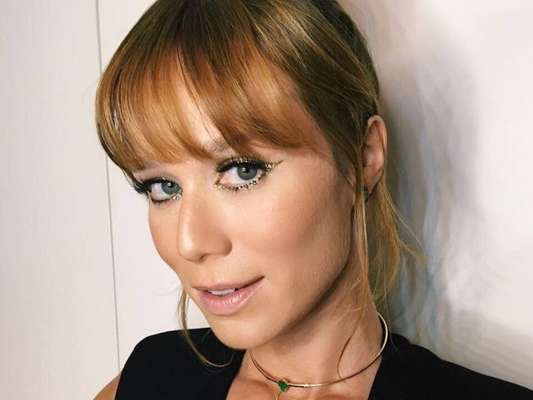 Cheia de glamour! Mariana Ximenes usou maquiagem brilhosa no lançamento do fashion film 'Oitavo', da grife Animale, no Rio de Janeiro, na noite desta quarta-feira, 6 de dezembreo de 2017