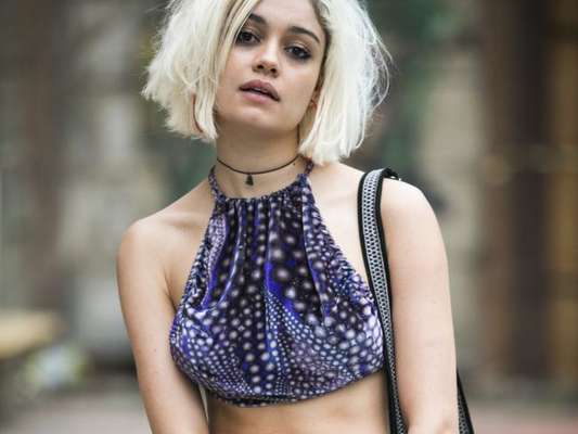 Sophie Charlotte chamou atenção com cabelo bagunçado e a barriga de fora na primeira foto da série 'Ilha de Ferro'