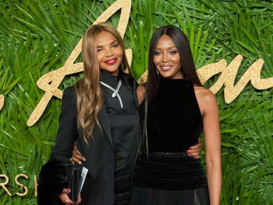 Valerie Morris-Campbell, mãe de Naomi Campbell, chama atenção por beleza em evento de moda