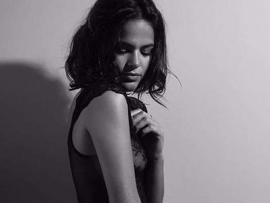 Bruna Marquezine aparece de fio-dental em curta 'Oitavo' e fãs vibram na web nesta quinta-feira, dia 07 de dezembro de 2017