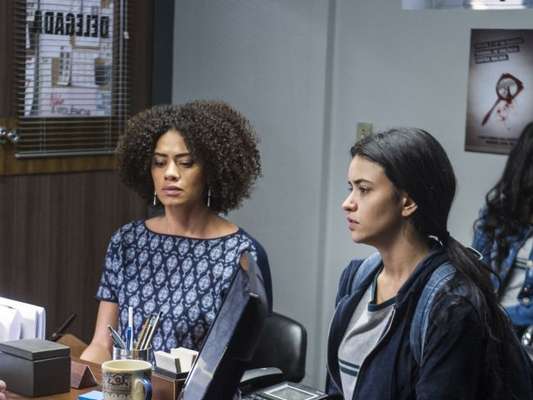 Na novela 'Malhação', K1 (Talita Younan) foi até a delegacia com Dóris (Ana Flávia Cavalcanti) denunciar o padrasto contra assédio