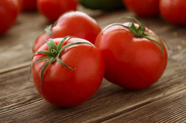 Tomate: A fruta que nunca falta na nossa salada também pode trazer problemas porque são muito ácidos e podem causar erosão dentária, danificando nosso esmalte.