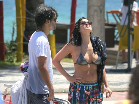 Carol Castro foi à praia com o namorado, Felipe Prazeres, nesta segunda-feira, 18 de dezembro de 2017