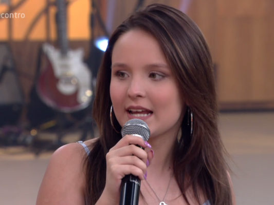 Larissa Manoela participou do 'Encontro' desta terça-feira, 19 de dezembro de 2017, e fãs vibraram: 'Rainha!'