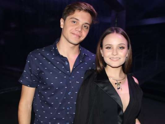 Leo Cidade avalia distância em namoro com Larissa Manoela como conta em entrevista ao Purepeople publicada nesta quarta-feira, dia 20 de dezembro de 2017