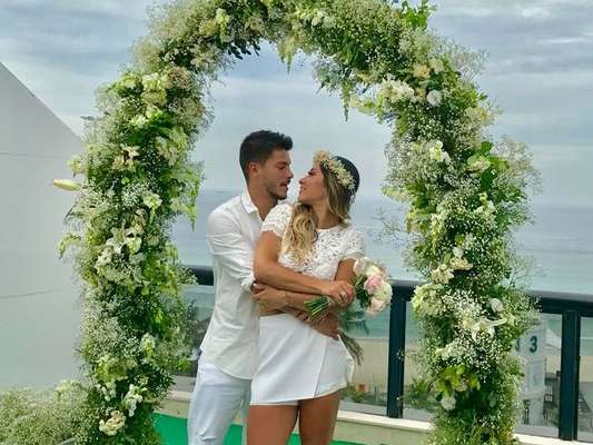 Arthur Aguiar e Mayra Cardi se casaram nesta sexta-feira, 22 de dezembro de 2017: 'A gente não queria virar o ano sem casar no civil'