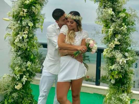 Mayra Cardi e Arthur Aguiar se casaram no civil nesta sexta-feira, 22 de dezembro de 2017