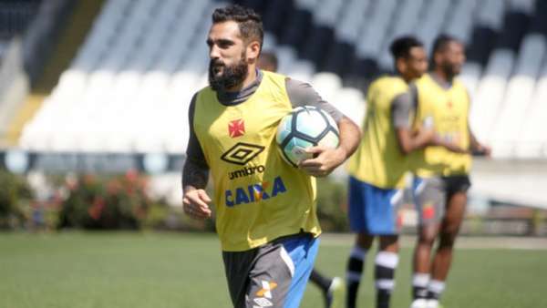 Escudero foi o jogador mais votado pelos vascaínos para deixar o clube para 2018. Veja galeria LANCE!