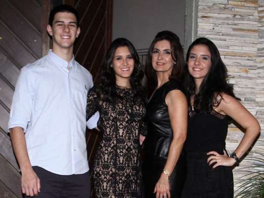 Fátima Bernardes curte Natal na companhia da família e dos filhos trigêmeos, Vinícius, Laura e Beatriz Bonemer