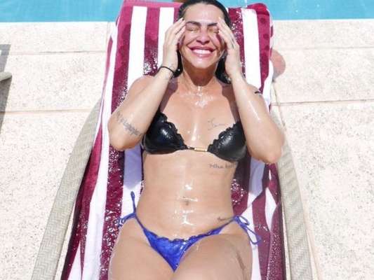 Cleo Pires exibiu as curvas em um dia de brincadeira com o irmão, Bento, na terça-feira, 26 de dezembro de 2017