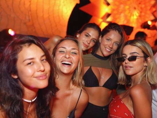 Bruna Marquezine e mais famosas curtem festa de abertura do Réveillon em Fernando de Noronha, na noite desta quinta-feira, 28 de dezembro de 2017