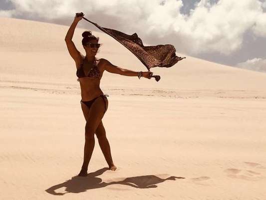 Juliana Paes brinca com pose de Tieta em Jericoacoara, no Ceará, em 30 de dezembro de 2017