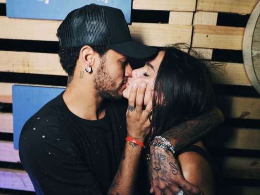 Neymar e Bruna Marquezine se beijam e reatam namoro em Fernando de Noronha na madrugada deste domingo, dia 31 de dezembro de 2017