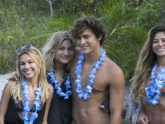 Sasha Meneghel posa abraçada a Bruno Montaleone em day spa no RN. Fotos!