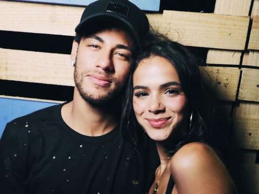 Bruna Marquezine passeia de barco com Neymar e o filho dele, Davi Lucca, na tarde deste domingo, dia 31 de dezembro de 2017. Veja abaixo!