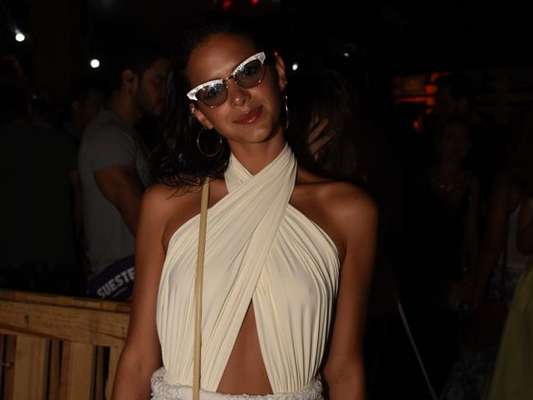 Bruna Marquezine exibe corpo em forma em Noronha, em 31 de dezembro de 2017