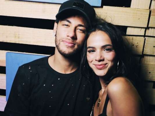 Bruna Marquezine e Neymar foram fotografados aos beijos em festa de Réveillon em Fernando de Noronha. Veja abaixo!