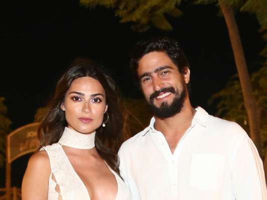 Thaila Ayala e o namorado, Renato Góes, passaram o réveillon em Jericoacoara, no Ceará