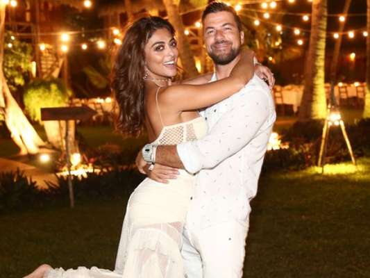 Juliana Paes foi fotografada com o marido, Carlos Eduardo Baptista, no Réveillon em Jericoacoara, no Ceará
