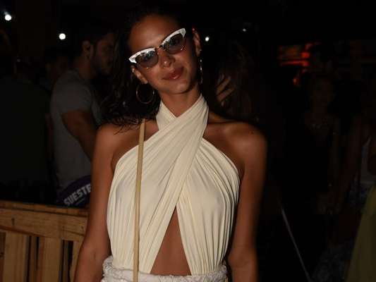 Em viagem a Fernando de Noronha, Bruna Marquezine se mostrou enciumada: 'Eu tô com ciúmes. Beijo, tchau'