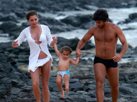 Deborah Secco exibiu boa forma em passeio com o marido, Hugo Moura, e a filha, Maria Flor, nesta terça-feira, 2 de janeiro de 2018