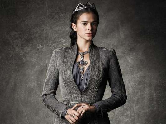 Bruna Marquezine precisou deixar os esmaltes coloridos de lado durante as gravações da novela 'Deus Salve o Rei'