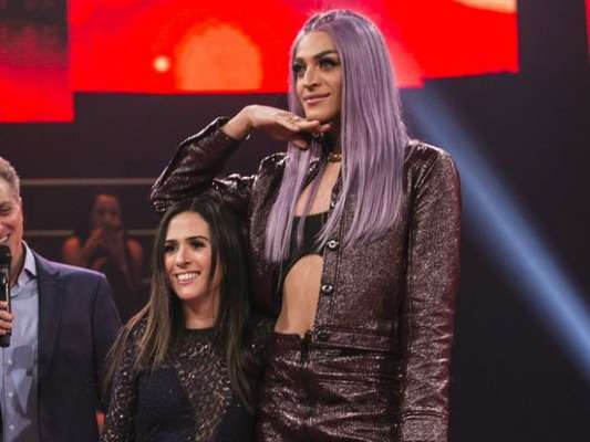 Pabllo Vittar brincou com sua diferença de altura para Tatá Werneck durante o 'Caldeirão de Ouro' deste sábado, 6 de janeiro de 2017