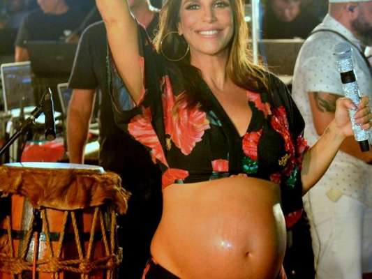 Ivete Sangalo não se conteve e fez uma participação especial no show de Simone e Simaria neste sábado, 6 de janeiro de 2018, em Salvador, na Bahia