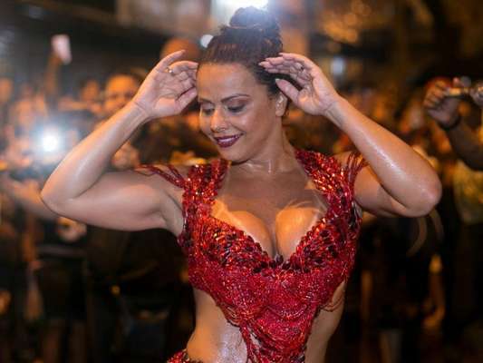 Viviane Araújo participou, debaixo de chuva, do ensaio de Salgueiro no domingo, 7 de janeiro de 2018