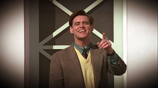 O Show de TrumanTruman (Jim Carrey) não sabe, mas sua vida inteira foi uma mentira, até agora. Ele nasceu e cresceu numa cidade cenográfica, e cada passo de sua juventude foi acompanhado de perto por telespectadores no mundo inteiro. Truman sempre sonhou em viajar, mas acabou sendo impedido por coincidências estranhas e, quando um objeto estranho cai do céu, ele decide que é hora de partir.