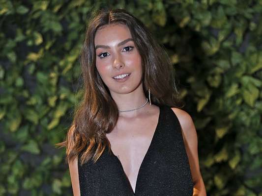 Marina Moschen admitiu, ao Purepeople, falta de habilidade ao se maquiar: 'Não levo muito jeito'