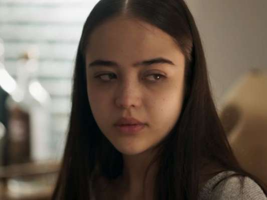 "O Outro Lado do Paraíso": Laura (Bella Piero) descobre que foi abusada pelo padrasto Vinicius (Flávio Tolezani)