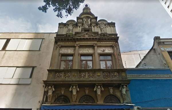 Círculo Esotérico da Comunhão do PensamentoO prédio que abrigou o primeiro templo ocultista edificado na América do Sul possui uma fachada que chama atenção por representar de forma concreta elementos pertencentes às filosofias propagadas pela Ordem. Fundado em 1909, o Círculo Esotérico da Comunhão e Pensamento é uma instituição filosófica que visa despertar forças no ser humano utilizando a força mental para promover correntes de pensamentos positivos - o local promove encontros ainda hoje. O edifício no centro foi tombado pela esfera estadual em 2010. Onde: Rua Dr. Rodrigo Silva, 87 - Centro