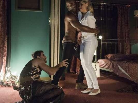 Suzy (Ellen Rocche) fica fora de si ao ver Samuel (Eriberto Leão) com Cido (Rafael Zulu) e tenta agredir o marido no capítulo que vai ao ar nesta quinta-feira, dia 11 de janeiro de 2017, na novela 'O Outro Lado do Paraíso'