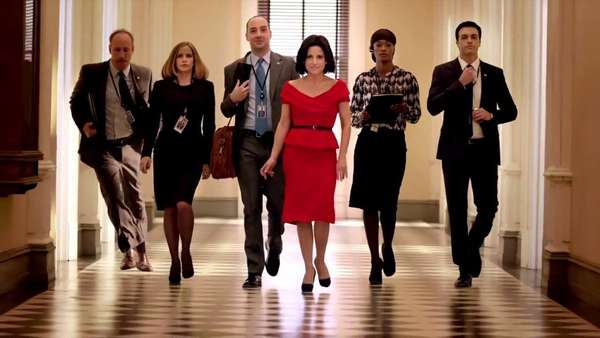 VeepLançada em 2012, a comédia acompanha o dia-a-dia da nova Vice-Presidente dos Estados Unidos, Selina Meyer, e sua equipe enquanto ela descobre que o cargo não era nada do que ela esperava e luta para tentar se manter nele. O humor satírico da série chama a atenção para diversos problemas do sistema governamental estadunidense e garante ótimas risadas. A série conquistou Emmys em todos os seus anos de existência, sem falar de Globos de Ouro. Já na sétima temporada, a produção decidiu que era melhor parar enquanto eles ainda estão no topo.