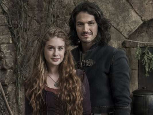 Na novela 'Deus Salve o Rei', Afonso (Romulo Estrela) se apaixona por Amália (Marina Ruy Barbosa) e beija plebeia