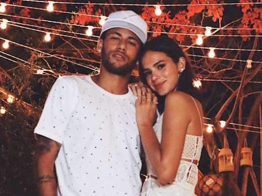 Bruna Marquezine lembra Noronha em vídeo e Neymar comenta com saudades nesta quinta-feira, dia 11 de janeiro de 2018