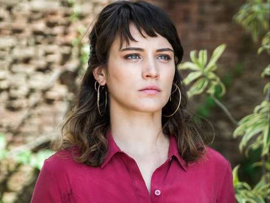 Agredida na ficção, Bianca Bin se emociona ao lembrar de vítimas em entrevista nesta quinta-feira, dia 11 de janeiro de 2017