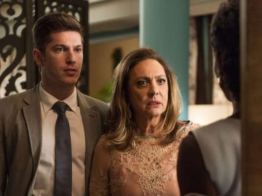 Nádia (Eliane Giardini) será obrigada a cuidar de Raquel (Erika Januza) pelo filho Bruno (Caio Paduan) nos próximos capítulos da novela 'O Outro Lado do Paraíso'