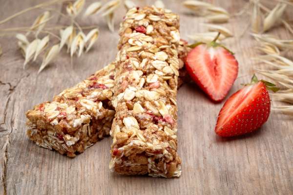 Barrinhas de CerealDisponíveis em diferentes tipos, marcas, sabores e composição nutricional, as barrinhas são opções fáceis e rápidas para serem consumidas em qualquer lugar e hora. Escolha a de sua preferência e saboreie esse snack quando a “fome da tarde” aparecer.