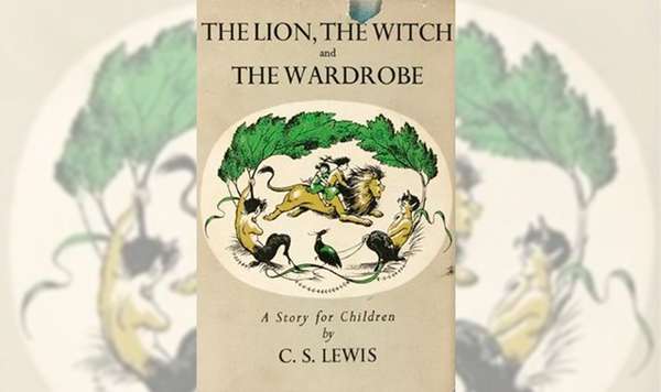 10) O Leão, a Feiticeira e o Guarda-Roupa (Clive Staples Lewis) - 85 milhões de cópiasO livro é um romance de literatura fantástica do escritor britânico C.S. Lewis. Publicado em 1950, mas escrito em meados de 1940, é o primeiro e mais conhecido livro da série intitulada As Crônicas de Nárnia. Apesar de ser o primeiro livro a ser publicado, é na verdade o segundo na ordem cronológica dos acontecimentos da série. Traz a dedicatória do autor para a sua enteada, Lucy Barfield. Data da primeira publicação: 1950