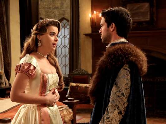 Enrico (Bernardo Velasco) está surpreso quando Pietra (Rayanne Morais) diz que vai para longe ter o filho, no capítulo de sexta-feira, 19 de janeiro de 2018, da novela 'Belaventura'