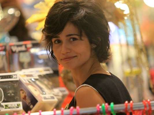 Com novo visual, Nanda Costa exibiu cabelo curto ao passear pelo shopping da Gávea, na zona sul do Rio, nesta sexta-feira, 12 de janeiro de 2018