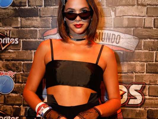 Bruna Marquezine é adepta dos óculos gatinho, modelo que vem ganhando força entre as famosas
