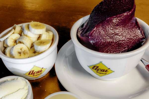 Açaí OriginalComo o nome da casa já diz, o Açaí Original é o local certo para saborear os mais diversos tipos de preparo com o açaí. A casa foi pioneira e surgiu há mais de 20 anos, sendo a primeira a servir o famoso açaí na tigela em São Paulo. O cardápio tem opções vegetarianas, saladas, lanches, almoço executivo e, claro, muito açaí. Entre as opções estão: creme de açaí, açaí batido com banana, morango, abacaxi ou manga com acompanhamentos diversos (pó de guaraná, frutas, castanhas, granola, leite em pó e etc.). Há também sucos com açaí, smoothies e power juices, que são supernutritivos. Açaí Original Rua Fiandeiras, 429 - Vila Olimpia Foto: Reproudção/Site Oficial