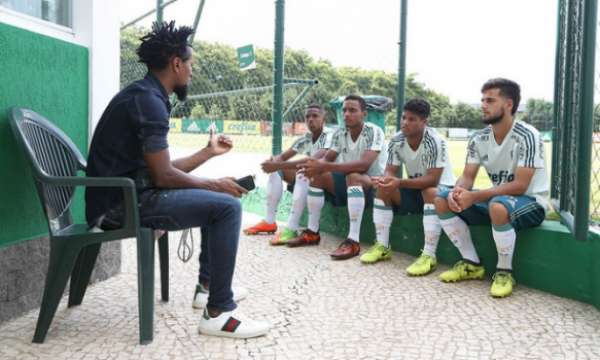 Zé Roberto conversa com Wanderson, Fabrício, Ramon e Tatavitto (da esq. para dir.)