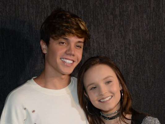 Larissa Manoela e o namorado, Leo Cidade, curtiram o pré-carnaval do Bloco Gambiarra, em São Paulo: 'Melhor companhia'