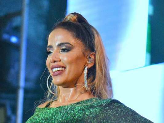 Anitta ganhou cachê de R$ 300 mil de marca de cosméticos adotar cabelo loiro, diz a coluna 'Olá', do jornal 'Agora São Paulo', neste sábado, 13 de janeiro de 2018