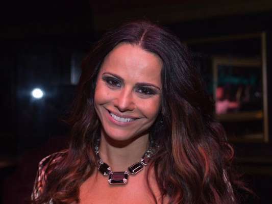 Viviane Araújo exibiu novo visual ao adotar dreadlocks e dividiu opiniões