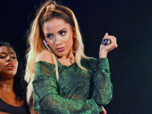 Anitta adotou dois cachorrinhos neste sábado, 13 de janeiro de 2017
